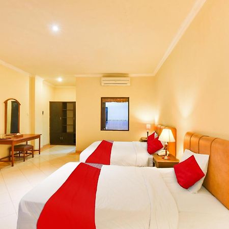 Super Oyo Townhouse Oak Maxi Hotel Legian Kuta  Exterior photo
