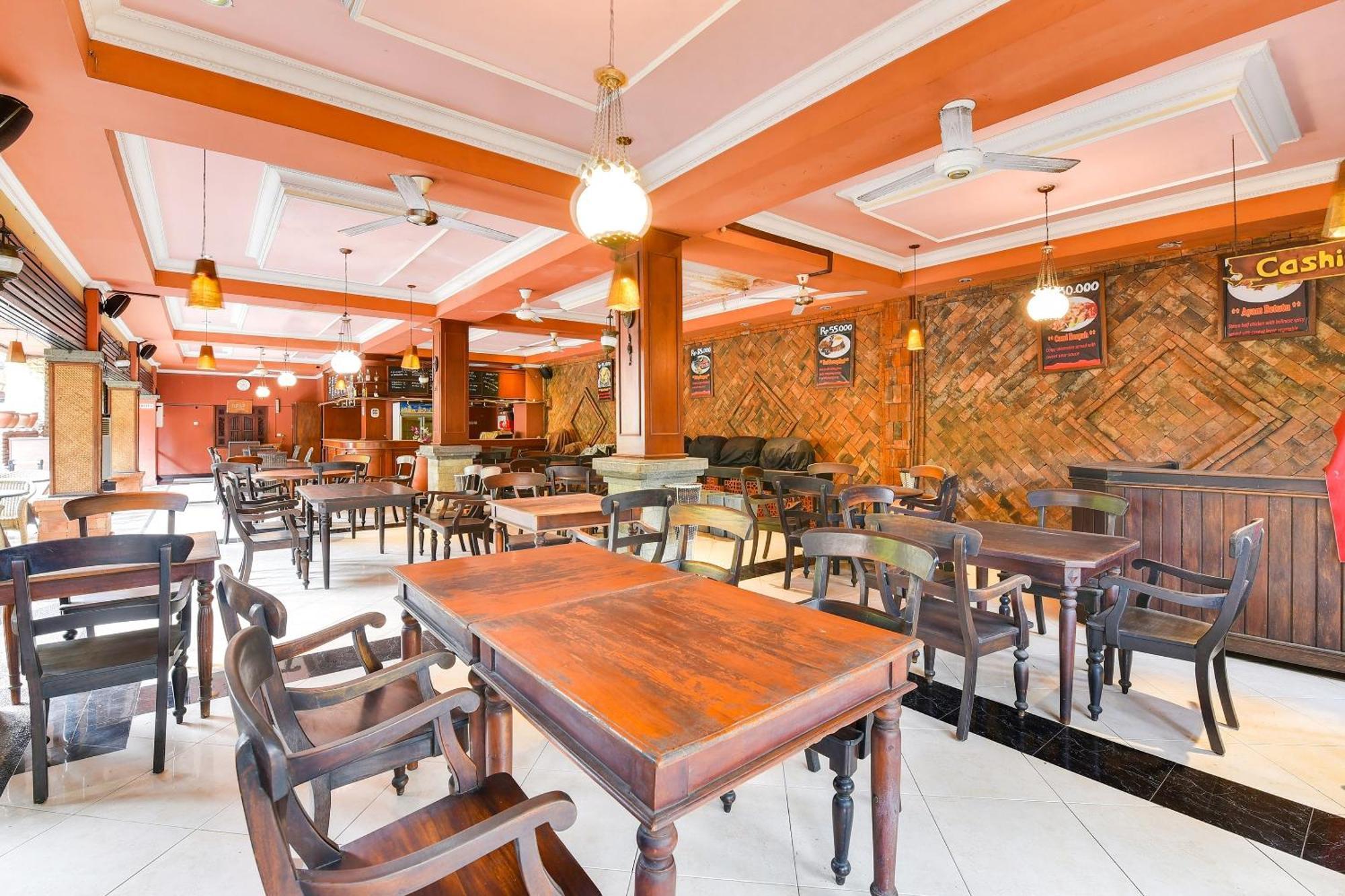Super Oyo Townhouse Oak Maxi Hotel Legian Kuta  Exterior photo