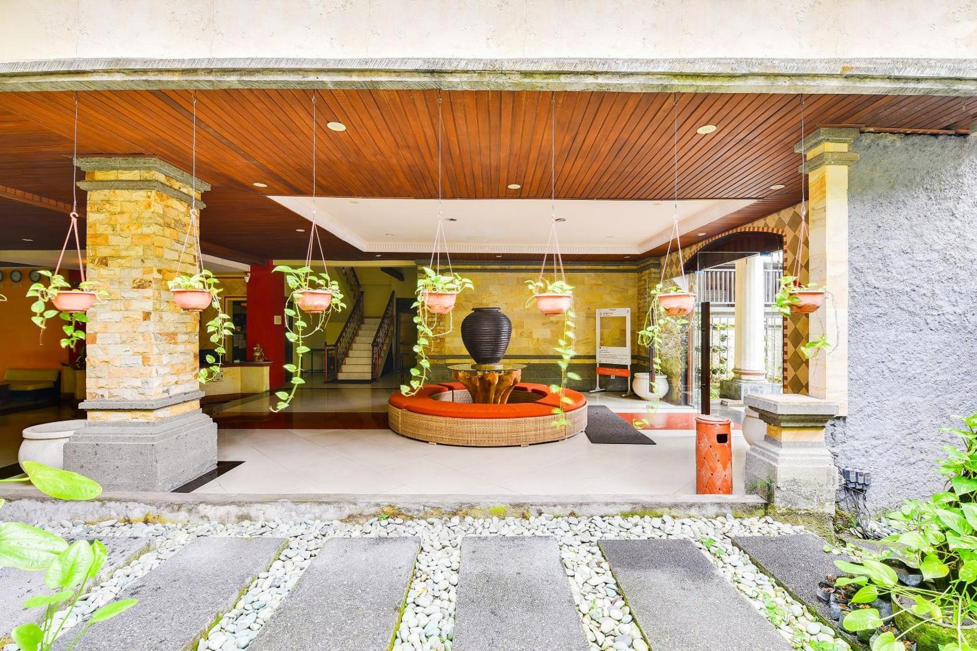 Super Oyo Townhouse Oak Maxi Hotel Legian Kuta  Exterior photo