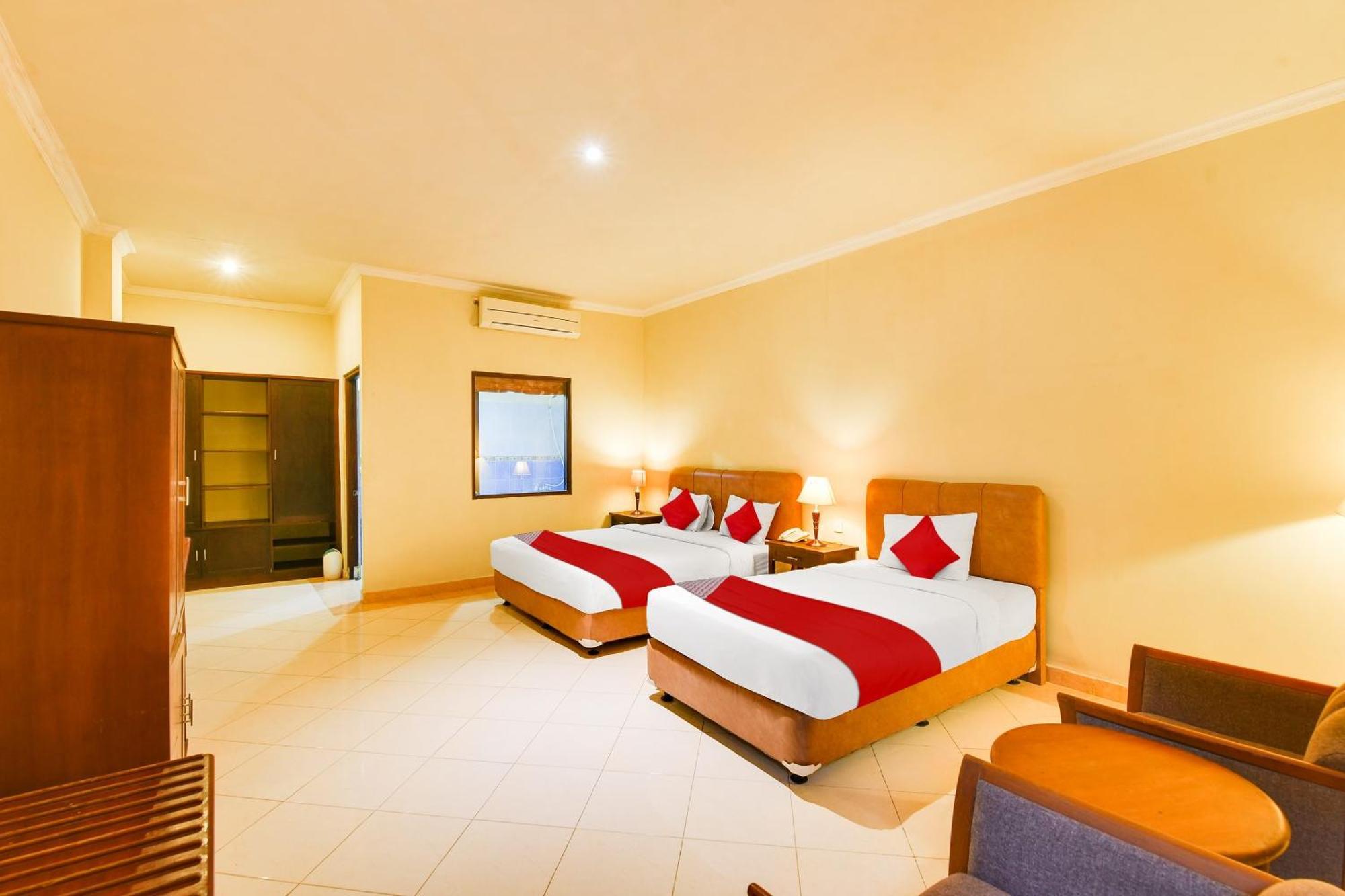 Super Oyo Townhouse Oak Maxi Hotel Legian Kuta  Exterior photo