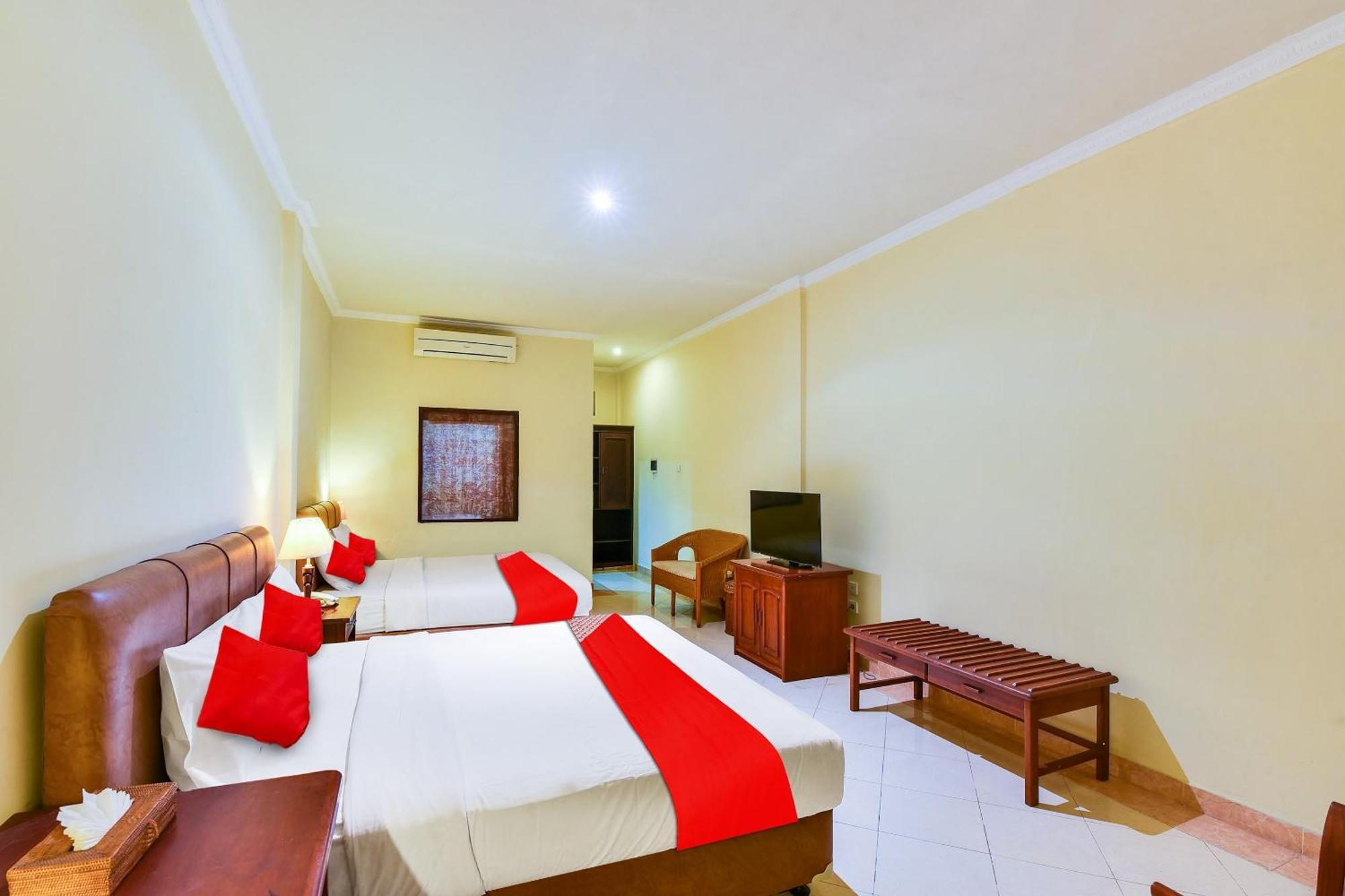 Super Oyo Townhouse Oak Maxi Hotel Legian Kuta  Exterior photo