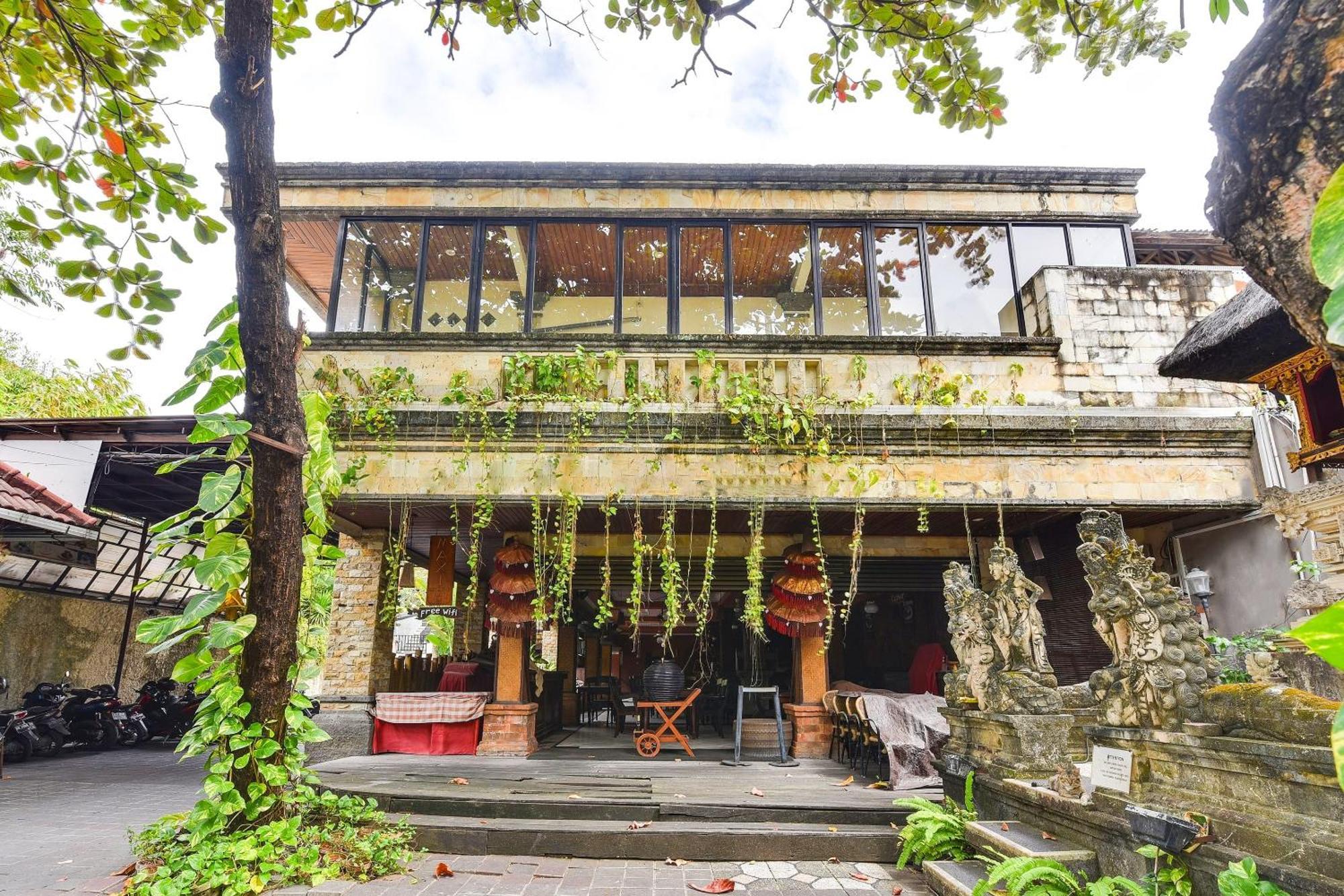 Super Oyo Townhouse Oak Maxi Hotel Legian Kuta  Exterior photo